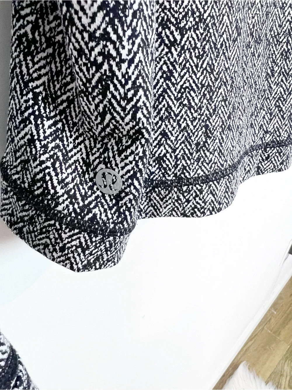 LULULEMON RUNDERFUL BLACK WHITE PATTERN LONG SLEEVE ATHLETIC SHIRT SZ 8